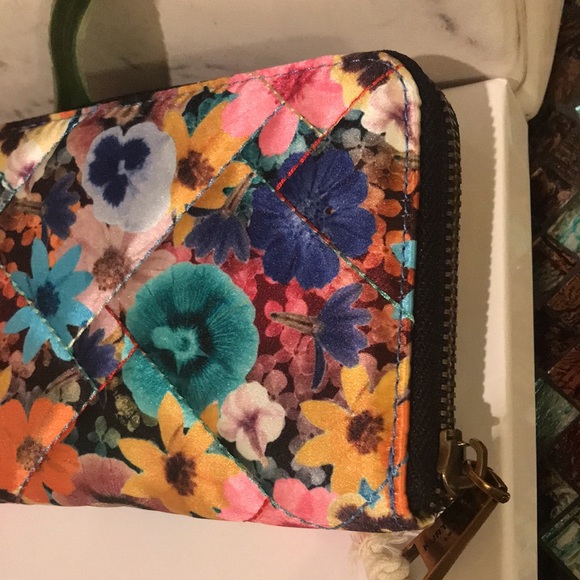 KURT GEIGER Small Zip Around Wallet Nylon Floral OPEN MISCELLANEOUS - Picture 8 of 17